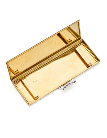 Yellow chiseled gold cigarette case accented with diamond, ruby and white gold clasp, diamonds in all ct. 0.70 circa, with black velvet cover, g 171.52 circa, length cm 15.0, width cm 5.3 circa. (slight defects) - фото 4