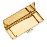 Yellow chiseled gold cigarette case accented with diamond, ruby and white gold clasp, diamonds in all ct. 0.70 circa, with black velvet cover, g 171.52 circa, length cm 15.0, width cm 5.3 circa. (slight defects) - Foto 4