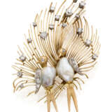 Irregular pearl, diamond and bi-coloured gold bird shaped brooch, diamonds in all ct. 1.60 circa, g 27.61 circa, length cm 8.2 circa. Marked EG, 18K. - photo 1