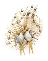 Irregular pearl, diamond and bi-coloured gold bird shaped brooch, diamonds in all ct. 1.60 circa, g 27.61 circa, length cm 8.2 circa. Marked EG, 18K.