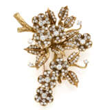 BOUCHERON | Round diamond and yellow gold flower shaped brooch, diamonds in all ct. 6.25 circa, g 29.04 circa, length cm 6.60 circa. Signed Boucheron, French export and goldsmith J*B (Jean Bondt) marks, British import and retailer marks. - Foto 1