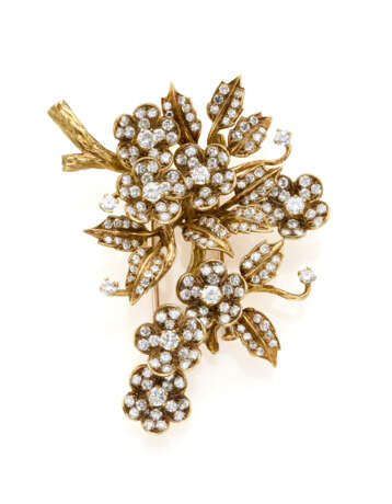 BOUCHERON | Round diamond and yellow gold flower shaped brooch, diamonds in all ct. 6.25 circa, g 29.04 circa, length cm 6.60 circa. Signed Boucheron, French export and goldsmith J*B (Jean Bondt) marks, British import and retailer marks. - photo 1