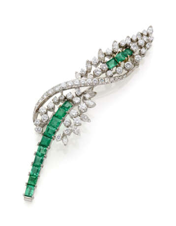 Diamond, carré emerald and white gold leaf shaped brooch, diamonds in all ct. 2.50 circa, g 13.03 circa, length cm 7.6 circa. - Foto 1