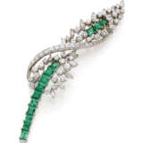 Diamond, carré emerald and white gold leaf shaped brooch, diamonds in all ct. 2.50 circa, g 13.03 circa, length cm 7.6 circa. - Foto 2