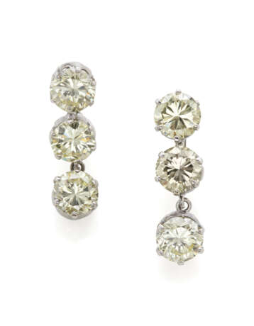 Round diamond and white gold pendant earrings, in all ct. 6.10 circa, g 4.80 circa, length cm 2.30 circa. - photo 2