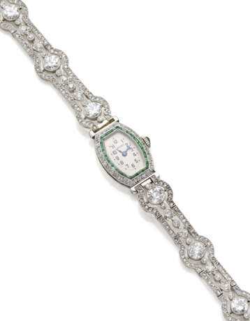 LONGINES | Diamond, round and calibré emerald platinum lady's wristwatch, from ct. 0.50 to ct. 0.42 circa main diamonds, yellow gold clasp, g 23.30 circa, length cm 17.5 circa. Swiss and French assay and goldsmith marks. (defects) - Foto 1