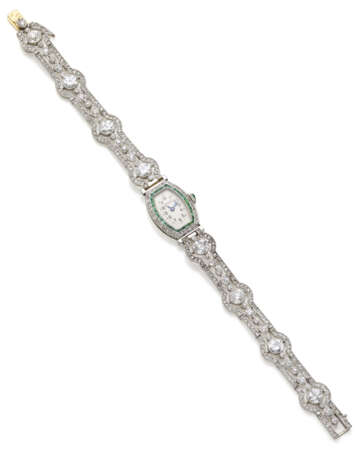 LONGINES | Diamond, round and calibré emerald platinum lady's wristwatch, from ct. 0.50 to ct. 0.42 circa main diamonds, yellow gold clasp, g 23.30 circa, length cm 17.5 circa. Swiss and French assay and goldsmith marks. (defects) - photo 3