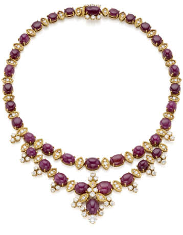 Diamond, cabochon ruby and yellow gold necklace, diamonds in all ct. 9.70 circa, rubies in all ct. 155.00 circa, g 118.97 circa, length cm 41.50, h cm circa. French assay and goldsmith marks. - фото 1