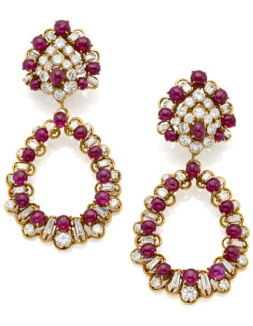 BOUCHERON | Round and baguette diamond, cabochon ruby and yellow gold earrings with removable pendants, diamonds in all ct. 13.40 circa, rubies in all ct. 35.00 circa, g 57.21 circa, length cm 8 circa. Signed and marked Boucheron, French assay and g - Foto 1