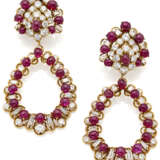 BOUCHERON | Round and baguette diamond, cabochon ruby and yellow gold earrings with removable pendants, diamonds in all ct. 13.40 circa, rubies in all ct. 35.00 circa, g 57.21 circa, length cm 8 circa. Signed and marked Boucheron, French assay and g - фото 1