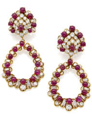 BOUCHERON | Round and baguette diamond, cabochon ruby and yellow gold earrings with removable pendants, diamonds in all ct. 13.40 circa, rubies in all ct. 35.00 circa, g 57.21 circa, length cm 8 circa. Signed and marked Boucheron, French assay and g