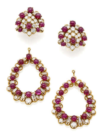 BOUCHERON | Round and baguette diamond, cabochon ruby and yellow gold earrings with removable pendants, diamonds in all ct. 13.40 circa, rubies in all ct. 35.00 circa, g 57.21 circa, length cm 8 circa. Signed and marked Boucheron, French assay and g - фото 3