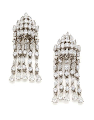 CHANTECLER CAPRI | Round, marquise and pear shaped diamond and white gold chandelier earrings, diamonds in all ct. 14.00 circa, g 26.18 circa, length cm 5.60 circa. Signed on plaque Chantecler Capri. - Foto 1