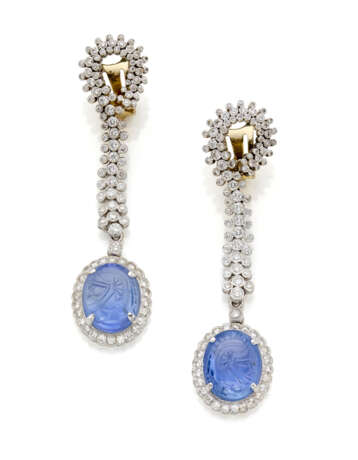 Carved cabochon sapphire and diamond pendant earrings, sapphires in all ct. 27.00 circa, diamonds in all ct. 2.50 circa, g 20.8 circa, length cm 6.6 circa. Marked 539 AR. (slight defects) - photo 1