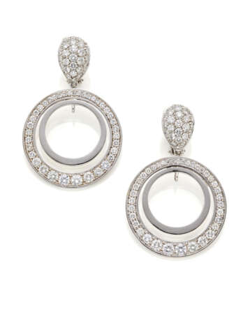 SABBADINI - CHANTECLER CAPRI | Diamond and white gold earrings holding removable pendant loops and three interchangeable diamond, ruby and sapphire beads, diamonds in all ct. 7.40 circa, in all g 37.92 circa, length cm 4.80 circa. Earclips signed and - Foto 4