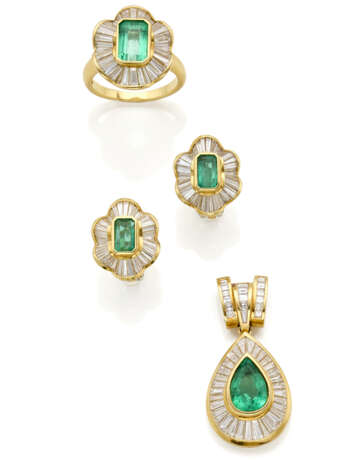 Diamond, emerald and yellow gold jewellery set comprising size 17/57 ring, cm 1.80 circa earrings and cm 3.50 circa pendant, diamonds in all ct. 4.40 circa, emeralds in all ct. 5.20 circa, in all g 32.81 circa. - фото 1