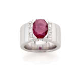 Oval ct. 3.90 circa ruby and carré diamond white gold band ring, diamonds in all ct. 0.30 circa, g 14.84 circa size 13/53. Signed and marked Harpo's, 2461 AL. | | Appended gemmological report CISGEM n. 27527 15/04/2024, Milano - Foto 2