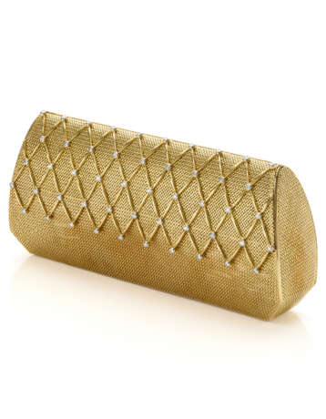 BULGARI | Diamond and yellow gold clutch evening bag with inside mirror, white gold details, gross g 356.59 circa, length cm 18.5, width cm 8.0 circa. Signed Bvlgari, marked 93 AL and inventory number. - фото 1