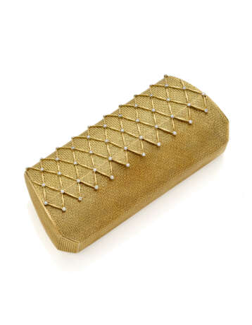 BULGARI | Diamond and yellow gold clutch evening bag with inside mirror, white gold details, gross g 356.59 circa, length cm 18.5, width cm 8.0 circa. Signed Bvlgari, marked 93 AL and inventory number. - photo 3