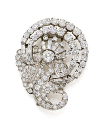 Round, baguette and tapered diamond white gold brooch, in all ct. 11.80 circa, g 30.81 circa, length cm 5.10 circa. - фото 1
