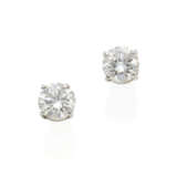 Round ct. 2.08 and ct. 2.09 diamond white gold earrings, g 4.18 circa, length cm 0.9 circa. | | Appended diamond report CISGEM n. 48777 13/01/2009, Milano | Appended diamond report CISGEM n. 48778 13/01/2009, Milano. - photo 1