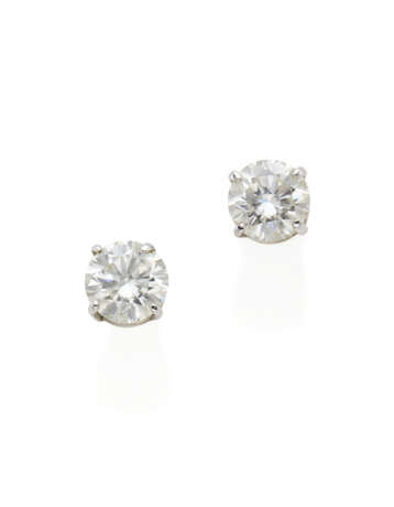 Round ct. 2.08 and ct. 2.09 diamond white gold earrings, g 4.18 circa, length cm 0.9 circa. | | Appended diamond report CISGEM n. 48777 13/01/2009, Milano | Appended diamond report CISGEM n. 48778 13/01/2009, Milano. - фото 1