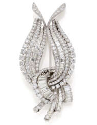 Round and baguette diamond, platinum and white gold ribbon shaped brooch, diamonds in all ct. 13.00 circa, g 37.55 circa, length cm 8.20 circa. French platinum and gold assay marks. (losses)