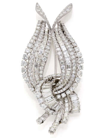 Round and baguette diamond, platinum and white gold ribbon shaped brooch, diamonds in all ct. 13.00 circa, g 37.55 circa, length cm 8.20 circa. French platinum and gold assay marks. (losses) - Foto 1