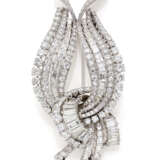 Round and baguette diamond, platinum and white gold ribbon shaped brooch, diamonds in all ct. 13.00 circa, g 37.55 circa, length cm 8.20 circa. French platinum and gold assay marks. (losses) - Foto 1