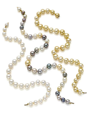 Three white, grey and gold graduated pearl necklaces, mm 10.30 to mm 15.00 circa pearls, cm 51.00, cm 46.00 and cm 42.00 circa necklaces, with bi-coloured gold hidden clasps, in all g 296.40 circa. - photo 3