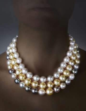 Three white, grey and gold graduated pearl necklaces, mm 10.30 to mm 15.00 circa pearls, cm 51.00, cm 46.00 and cm 42.00 circa necklaces, with bi-coloured gold hidden clasps, in all g 296.40 circa. - photo 4