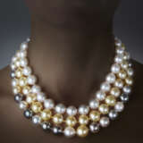 Three white, grey and gold graduated pearl necklaces, mm 10.30 to mm 15.00 circa pearls, cm 51.00, cm 46.00 and cm 42.00 circa necklaces, with bi-coloured gold hidden clasps, in all g 296.40 circa. - photo 4