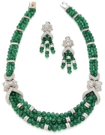 Emerald bead, diamond and white gold jewellery set comprising cm 42.00 circa two and three strand necklace together with cm 5.30 circa tassel pendant earrings, in all g 152.66 circa. French import marks. Cased by Sabbadini (slight defects and losses) - photo 1