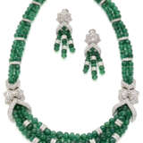 Emerald bead, diamond and white gold jewellery set comprising cm 42.00 circa two and three strand necklace together with cm 5.30 circa tassel pendant earrings, in all g 152.66 circa. French import marks. Cased by Sabbadini (slight defects and losses) - фото 2
