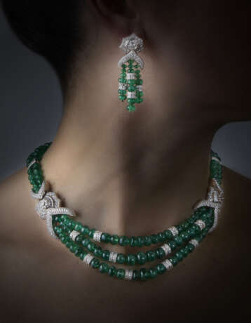 Emerald bead, diamond and white gold jewellery set comprising cm 42.00 circa two and three strand necklace together with cm 5.30 circa tassel pendant earrings, in all g 152.66 circa. French import marks. Cased by Sabbadini (slight defects and losses) - photo 3