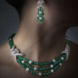 Emerald bead, diamond and white gold jewellery set comprising cm 42.00 circa two and three strand necklace together with cm 5.30 circa tassel pendant earrings, in all g 152.66 circa. French import marks. Cased by Sabbadini (slight defects and losses) - фото 3