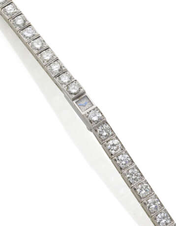 JAEGER LECOULTRE | Diamond and white gold lady's wristwatch, diamonds in all ct. 10.50 circa, g 35.76 circa, length cm 17.0 circa. Cased by Luigi Verga Milano - Foto 1