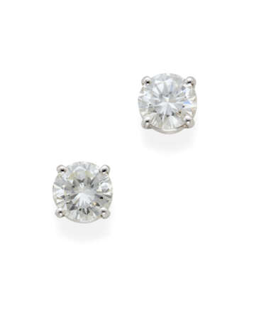 Round ct. 1.96 and ct. 1.98 diamond and white gold earrings, g 3.87 circa, length cm 0.9 circa. Cased by Gioielli Fontana | | Appended diamond report CISGEM n. 52184 11/09/2009, Milano | Appended diamond report CISGEM n. 52185 11/09/2009, Milan. - photo 1