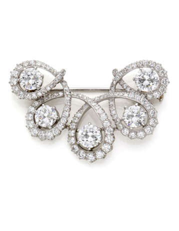 Round ct. 1.07, ct. 1.08, ct. 1.09, ct. 1.18 and ct. 1.20 circa diamond and white gold brooch accented with smaller diamonds, in all ct. 7.10 circa, g 22.37 circa, length cm 4.9 circa. (losses) - фото 1