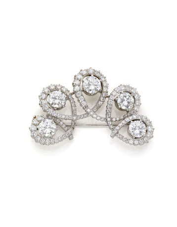 Round ct. 1.07, ct. 1.08, ct. 1.09, ct. 1.18 and ct. 1.20 circa diamond and white gold brooch accented with smaller diamonds, in all ct. 7.10 circa, g 22.37 circa, length cm 4.9 circa. (losses) - фото 3