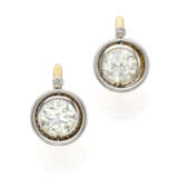 Round ct. 2.95 and ct. 3.06 diamond, yellow gold and platinum pendant earrings accented with two smaller diamonds, in all ct. 6.00 circa, g 9.08 circa, length cm 1.8 circa. | | Appended short report CISGEM n. 26453IAAB 24/11/2023, Milano | Appended - Foto 1