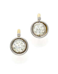 Round ct. 2.95 and ct. 3.06 diamond, yellow gold and platinum pendant earrings accented with two smaller diamonds, in all ct. 6.00 circa, g 9.08 circa, length cm 1.8 circa. | | Appended short report CISGEM n. 26453IAAB 24/11/2023, Milano | Appended