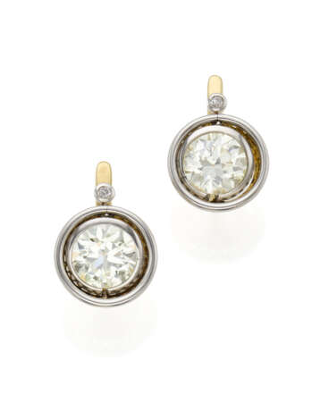 Round ct. 2.95 and ct. 3.06 diamond, yellow gold and platinum pendant earrings accented with two smaller diamonds, in all ct. 6.00 circa, g 9.08 circa, length cm 1.8 circa. | | Appended short report CISGEM n. 26453IAAB 24/11/2023, Milano | Appended - фото 2