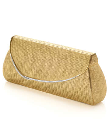 BULGARI | Yellow chiseled gold clutch evening bag accented with a diamond white gold clasp, inside mirror and black satin cover, gross g 414.04 circa, length cm 19.5, width cm 8.0 circa. Signed Bvlgari, French goldsmith and export marks, inventory nu - photo 1