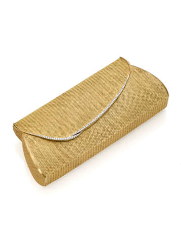 BULGARI | Yellow chiseled gold clutch evening bag accented with a diamond white gold clasp, inside mirror and black satin cover, gross g 414.04 circa, length cm 19.5, width cm 8.0 circa. Signed Bvlgari, French goldsmith and export marks, inventory nu - photo 3