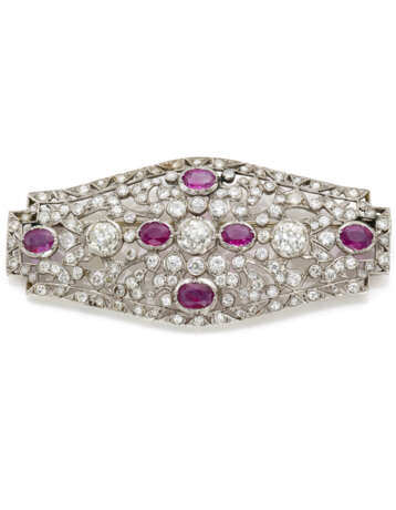 Old mine diamond and ruby geometric shaped platinum brooch, diamonds in all ct. 6.90 circa, rubies in all ct. 3.60 circa, ct. 1.05, ct. 1.10 and ct. 1.00 circa main diamonds, white gold details, g 23.03 circa, length cm 7.40 circa. - photo 1