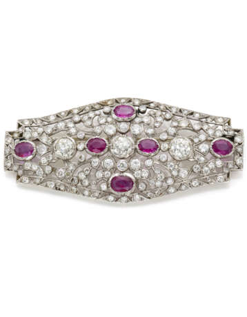 Old mine diamond and ruby geometric shaped platinum brooch, diamonds in all ct. 6.90 circa, rubies in all ct. 3.60 circa, ct. 1.05, ct. 1.10 and ct. 1.00 circa main diamonds, white gold details, g 23.03 circa, length cm 7.40 circa. - Foto 1