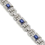 Round and baguette diamond, octagonal sapphire and platinum modular bracelet, diamonds in all ct. 7.00 circa, sapphires in all ct. 8.00 circa, g 34.38 circa, length cm 18 circa. Inventory number. | | Appended jewel report CISGEM n. 26794 29/01/2024 - photo 1