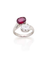 Oval ct. 2.00 circa ruby and ct. 1.40 circa diamond white gold contrarié ring, g 8.30 circa size 10/50. | | Appended gemmological report CISGEM n. 27042 15/02/2024, Milano