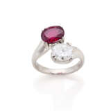 Oval ct. 2.00 circa ruby and ct. 1.40 circa diamond white gold contrarié ring, g 8.30 circa size 10/50. | | Appended gemmological report CISGEM n. 27042 15/02/2024, Milano - photo 2